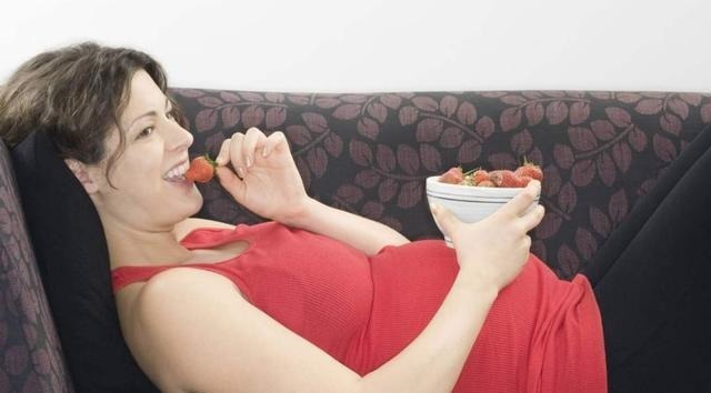 孕妈妈|孕妈妈玩手机没问题,但有4种做法尽量别做,会伤害到孩子的健康