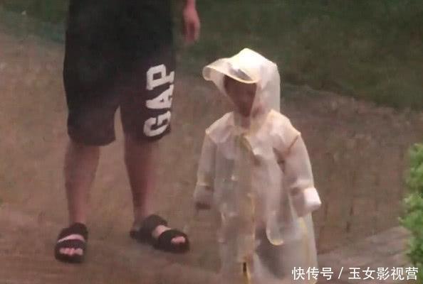 大雨|“不省心奶爸”带娃一起淋雨火了,奶奶拎着扫把还有3秒到达现场