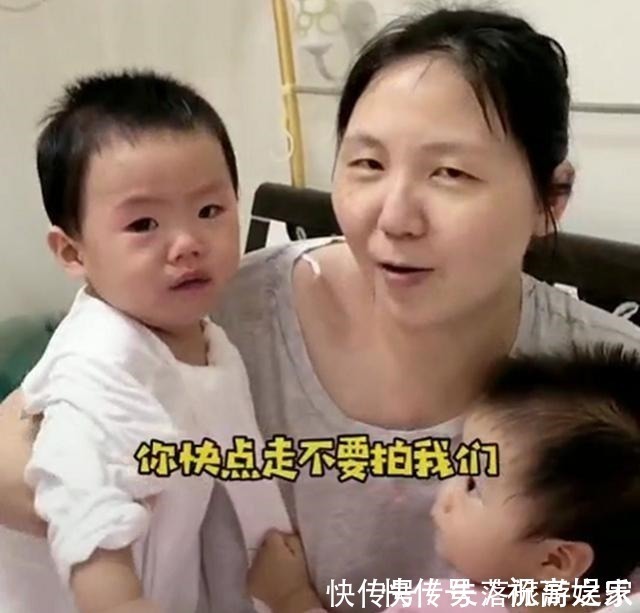 妈妈|宝宝被卸妆后的小姨吓哭，抱着妈妈不撒手，求小姨的心理阴影