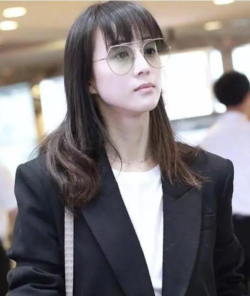 刘海|刘海的各个款式中,今年最流行这四种,减龄又少女,女明星都爱了