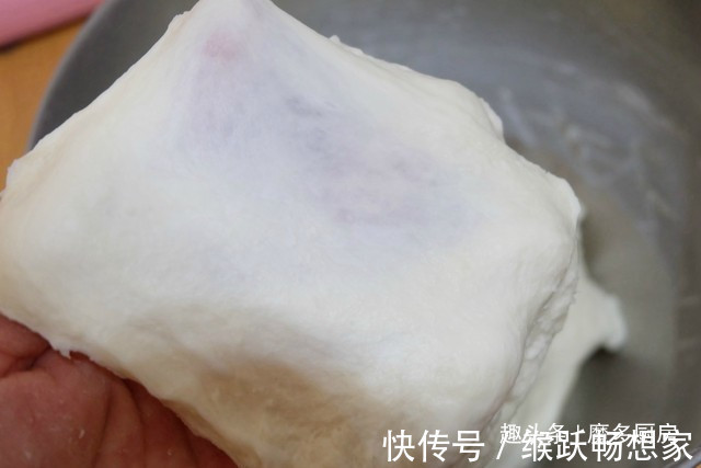 这个面包配方好，牛奶、黄油、鸡蛋全不放，一次发酵，香软又健康