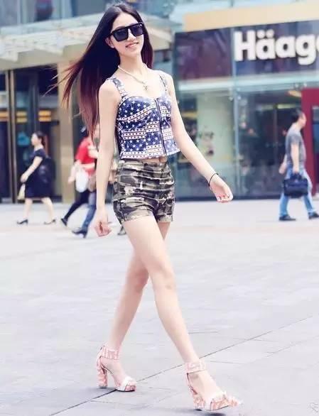 街拍:身材高挑的美女,裙子搭配背心,简约大方又不失个性