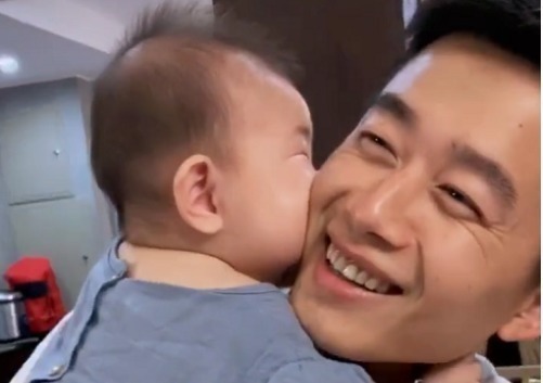 父子|“啃脸杀父子”互相伤害火了,萌娃“奶凶奶凶”的回击萌化了