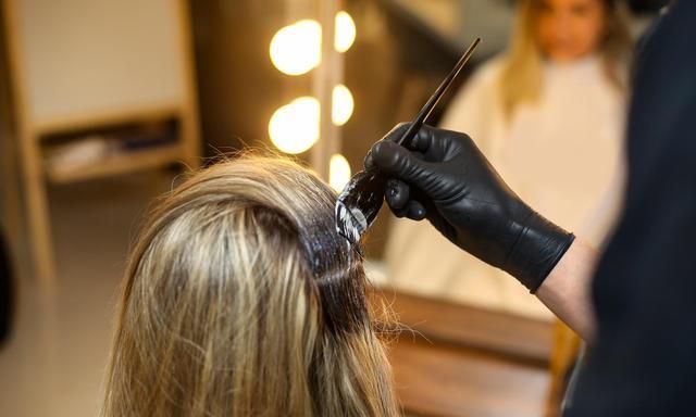 染头前能不能洗头发?托尼老师的说法,洗不洗都可以,不影响颜色