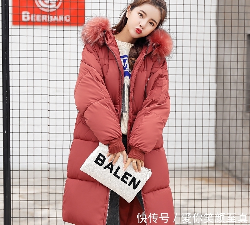 大毛领|建议大家:羽绒服别搭阔腿裤,太土!今冬流行这么穿,美嫩极