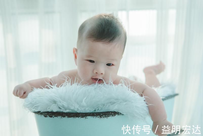 宝宝|宝宝到处爬很危险要阻止吗 爬行对发育有好处,这样鼓励才正确