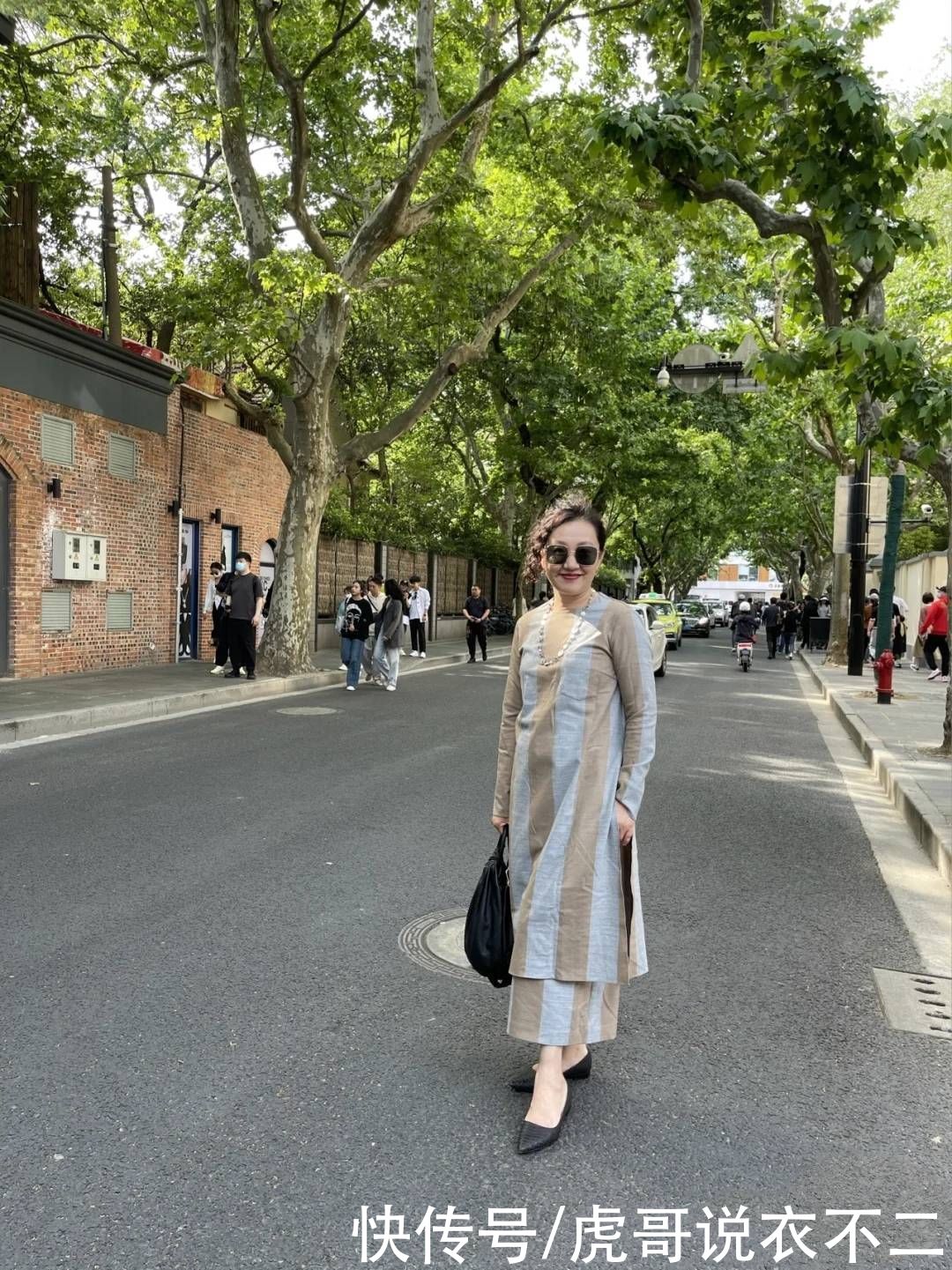 顺色|过了50岁的微胖女人，夏季流行“穿松不穿紧”，学她这么搭真优雅