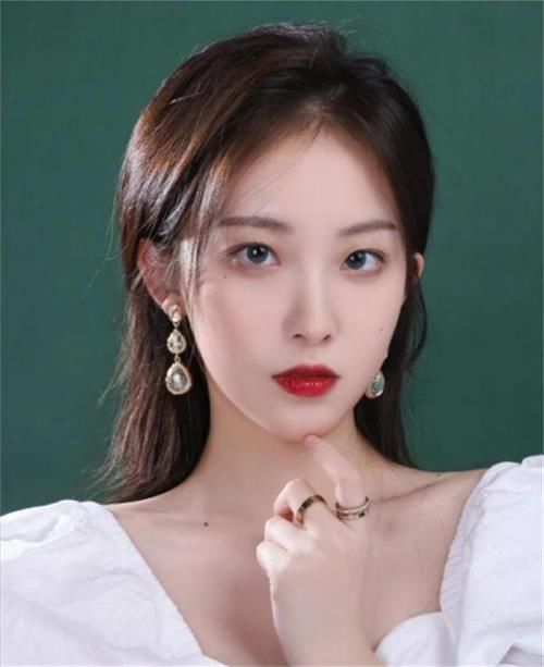 ＂配饰＂如何搭出高级感，记住这几点技巧，成为精致的女人