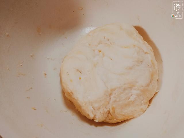 在家炸油条详细解析提前一天用温牛奶和面,下锅前必须使劲拉扯