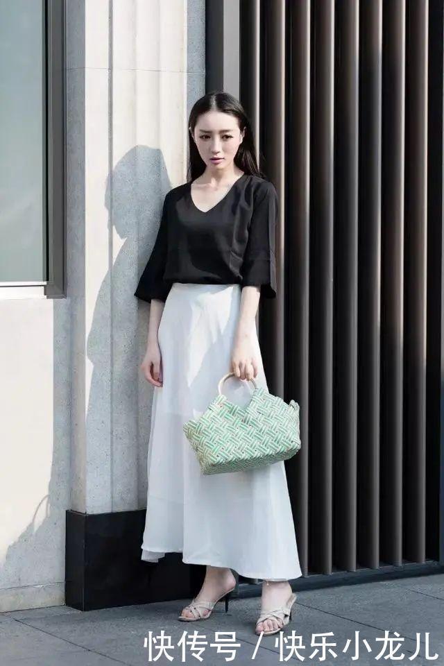 街拍搭配上一双条纹式的尖头高跟鞋,让她带着一种经典又复古的浪漫