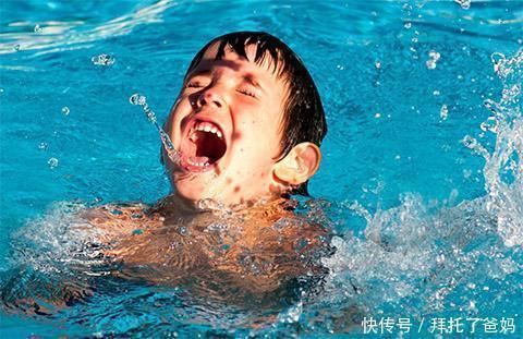 大江大河|刚下完雨,熊孩子偏要滑滑梯,结果滑下来的那一瞬间妈妈笑了