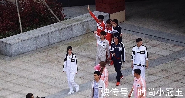 《跑男》錄制生圖曝光,許凱一身白衣很吸睛,楊穎長發(fā)披肩少女風(fēng)