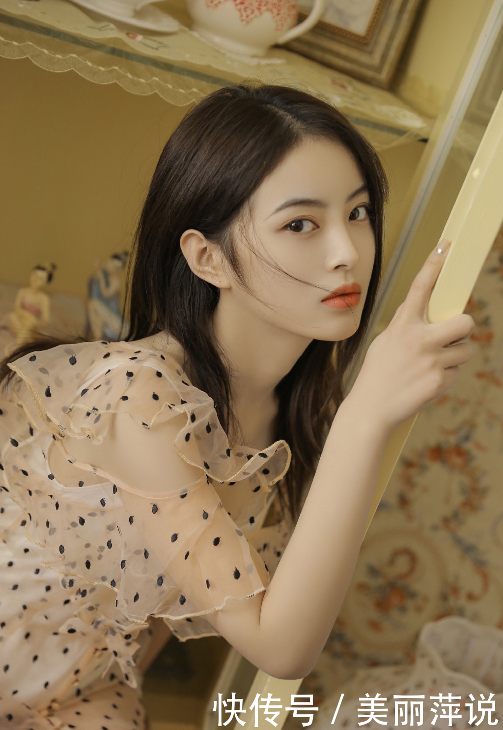 白嫩|美女写真透明纱裙美女白嫩美腿性感写真图片