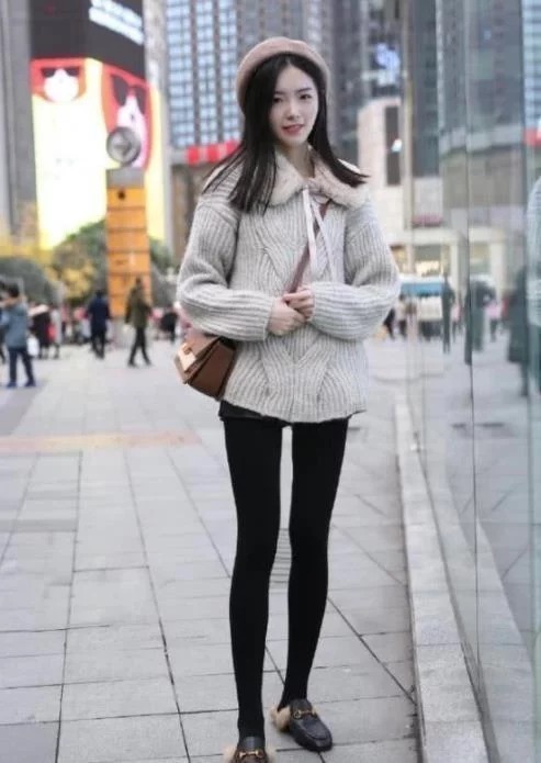 街拍:穿牛仔紧身上衣的小姐姐,笑容甜美气质典雅,非常惹人喜欢