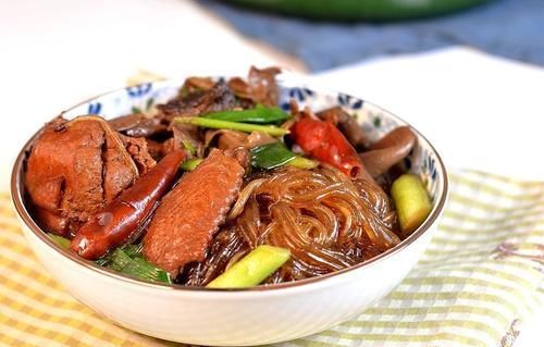 它是东北八大炖之一，无法超越的经典，炖出东北的好客与温柔！