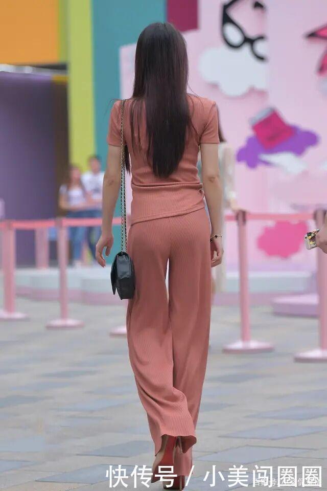 奔四的女人试试“阔腿裤”,遮肉又显瘦,别怪我没提醒你!