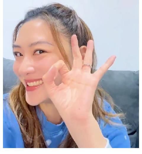 陳小春和應(yīng)采兒這對老夫老妻的狗糧又來了，應(yīng)采兒收到戒指曬幸福