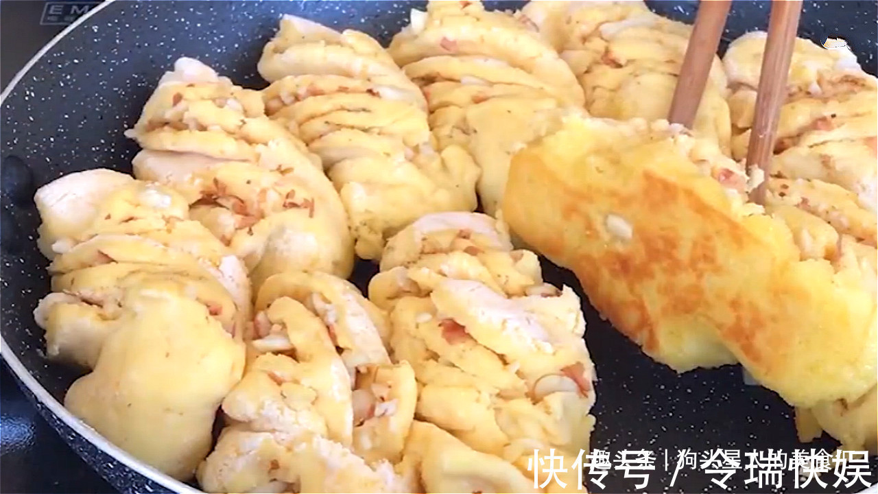 玉米面最好吃的做法,看着都流口水,暄软细腻,越嚼越香