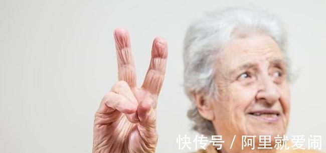 效果|洗头时放1粒“阿司匹林”,头发会怎样?带给你2个惊喜效果