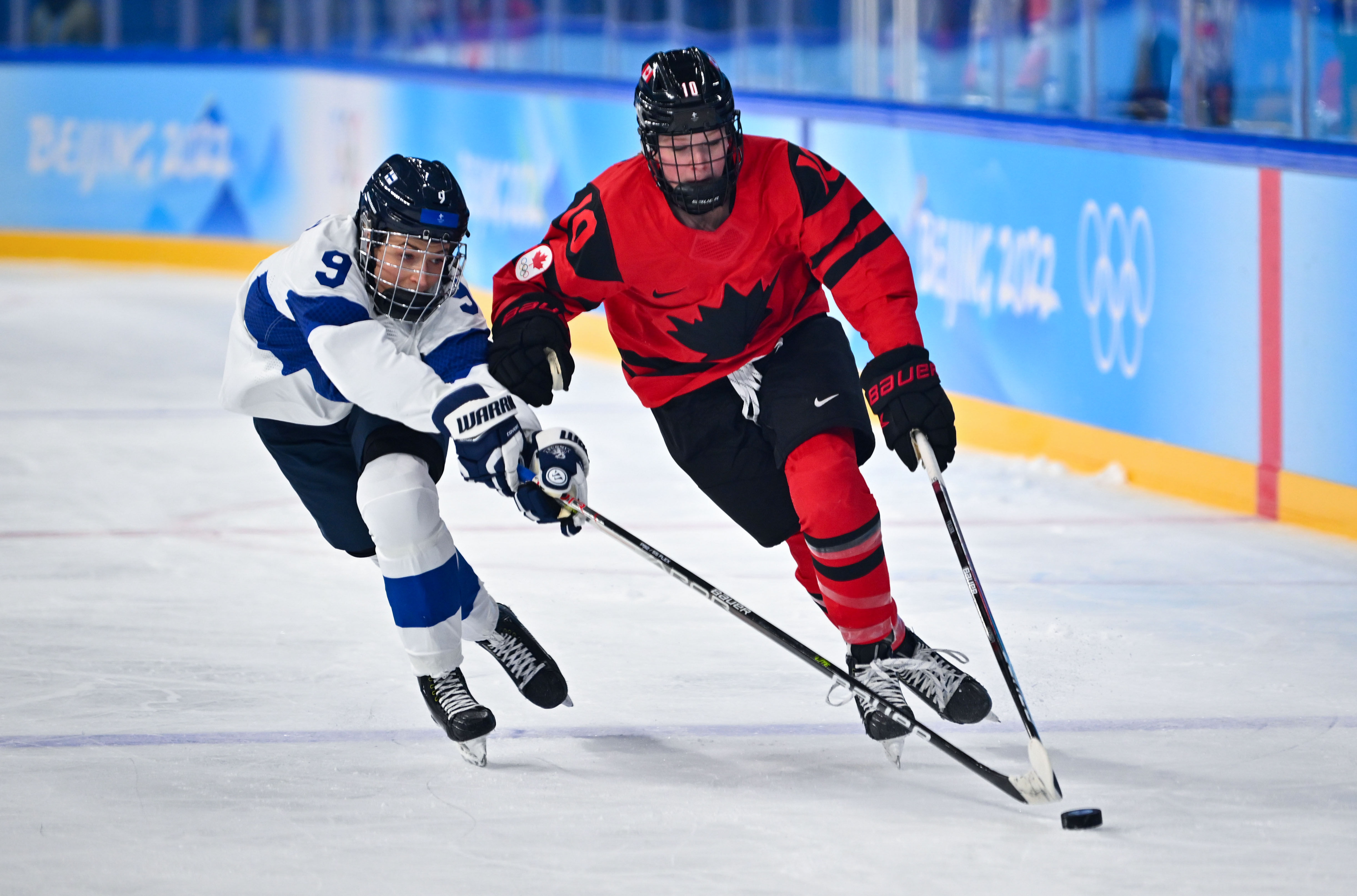 女子冰球“两强”争冠渐明朗|北京冬奥会·冰球综合 | 冰球
