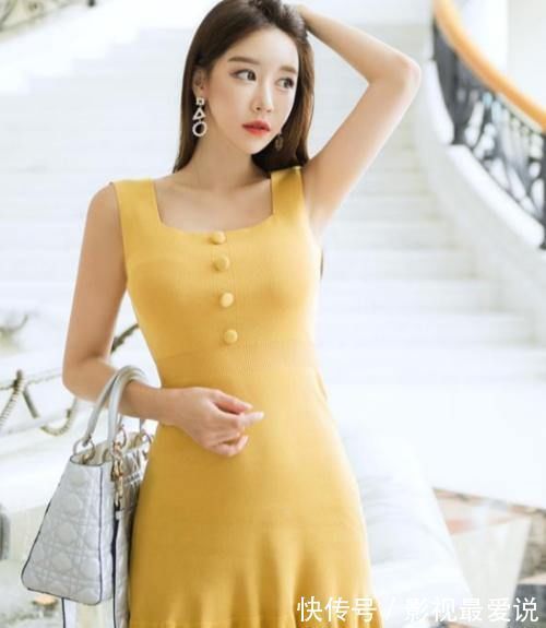 小姐姐 美女穿搭:小姐姐爱穿短款连衣裙,勾勒前凸后翘好身材,设计打造动人曲线