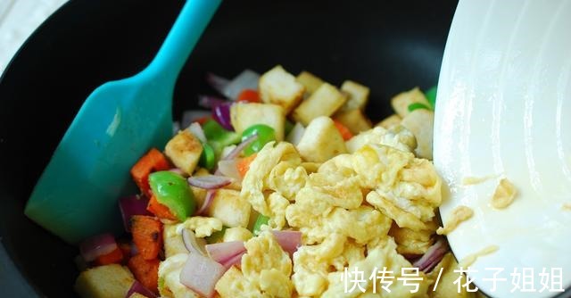 2个鸡蛋往馒头里一倒，出锅变美食，营养丰富又好吃，孩子喜欢！