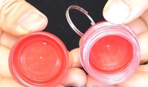 把两个塑料瓶盖粘在一起，挂在裤子上，全家人都要抢着用，太棒了 ！