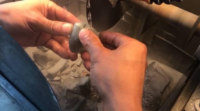 入手|美女坚持入手的满裂翡翠原石,3刀切下去,货主瞬间不敢说话了