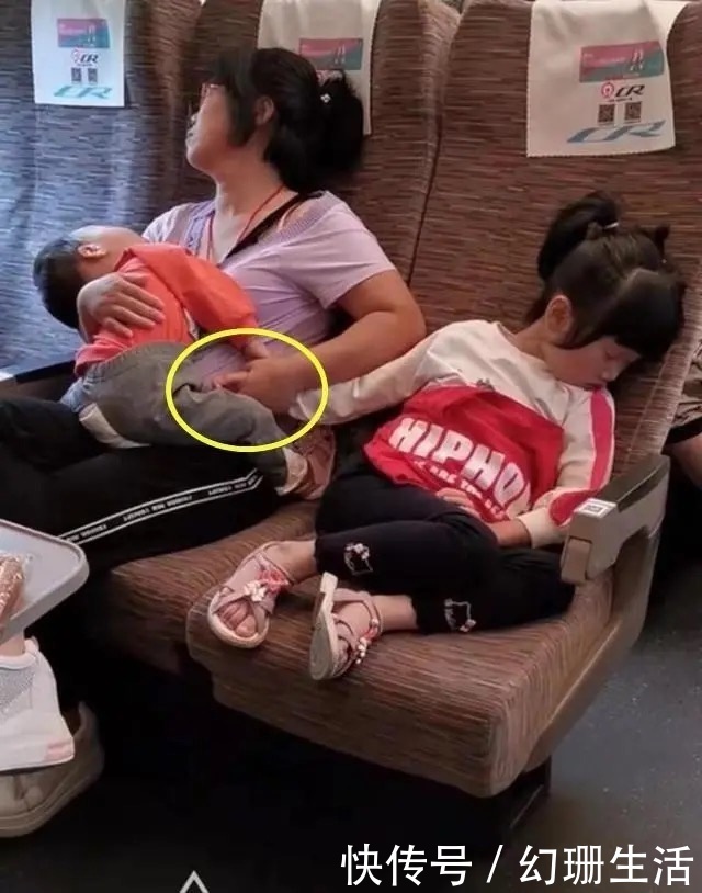高铁|妈妈带俩娃坐高铁睡着了,看到妈妈的手后,网友:眼眶湿润了
