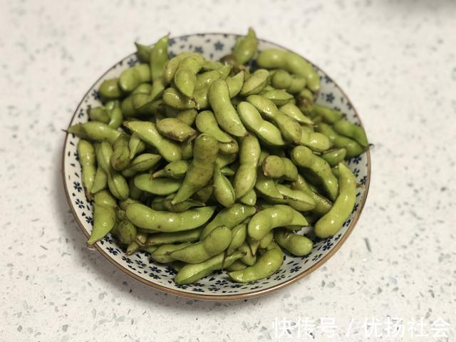 大厨|煮毛豆，有人加酒，有人加醋，都是多此一举，大厨教你正确做法
