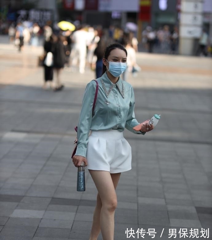 女生 气质女生的通勤风穿搭,“镶钻”衬衫加尖头鞋,气场十足!