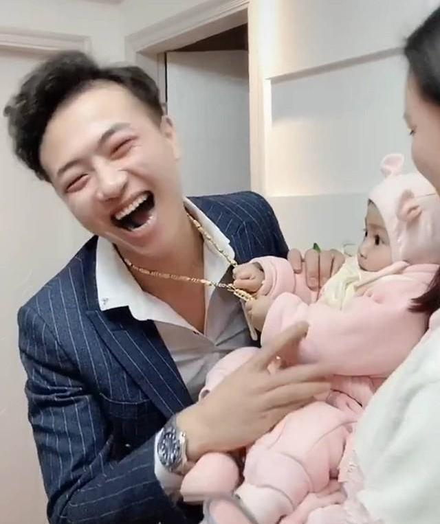 生活环境|舅舅来看宝宝,临走却被外甥抓住金链不放,萌翻了