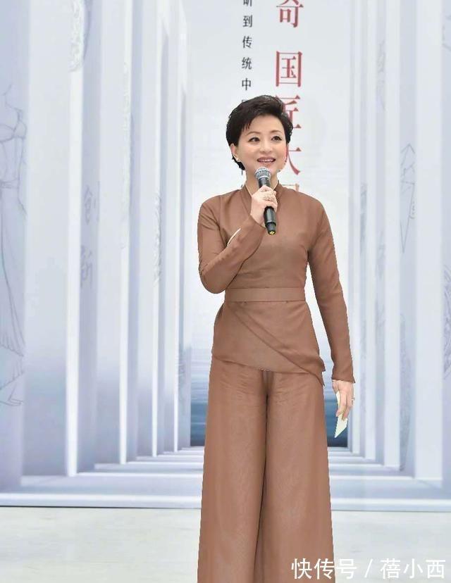 西装|杨澜穿衣从不“装嫩”，穿黑西装内搭白衬衫，骨子里透着高级感