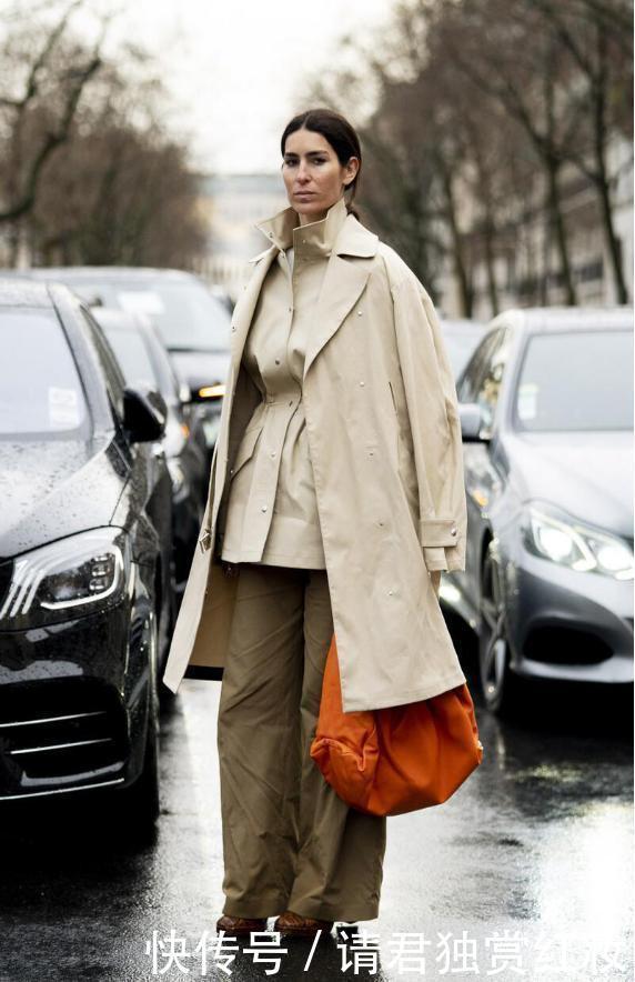 今秋“卡其色+风衣”被穿火了,经典时髦还高级,太适合中年女性