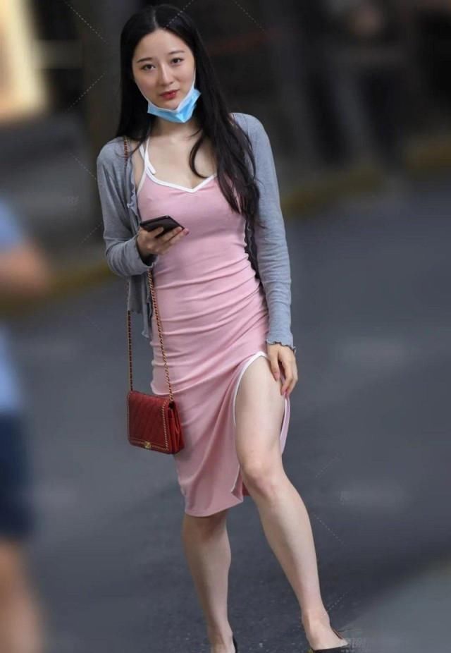 一条“普通的”粉色吊带裙,却“遮不住”你的美丽
