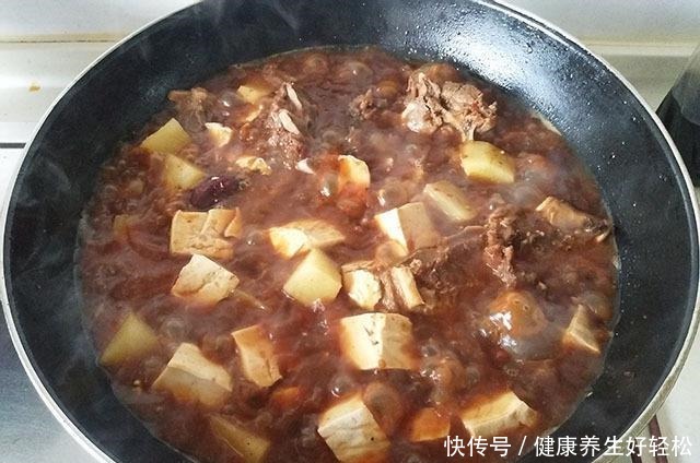冬天吃肉,我常买它,比排骨便宜,比牛肉鲜香,炖一炖滋补又馋人