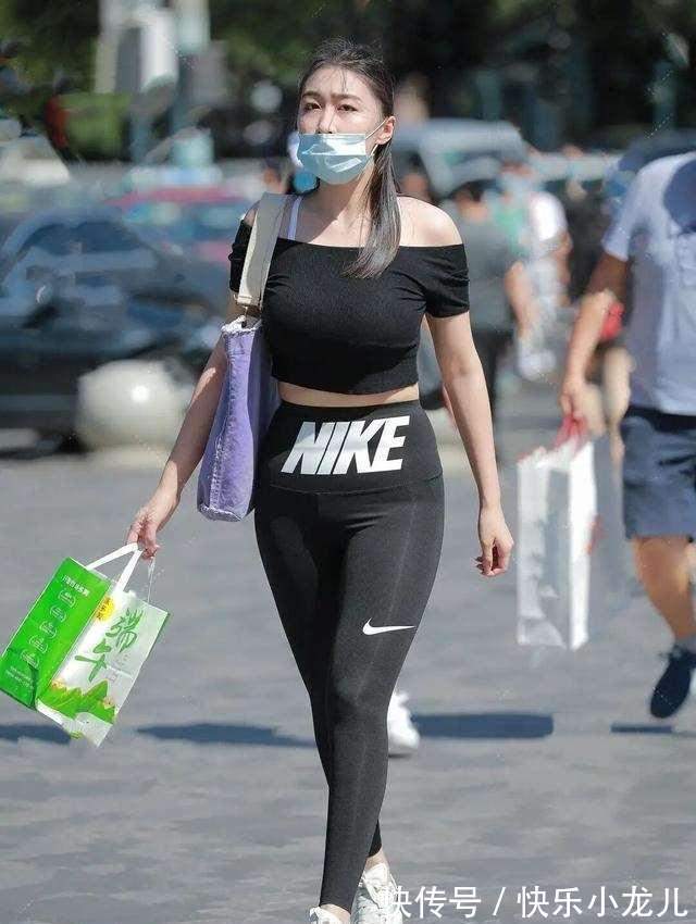 穿搭 露肩露脐T恤搭配打底裤,好看显瘦,清爽时尚