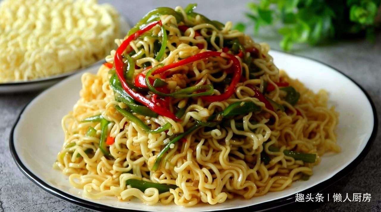 方便面别只会泡着吃,配上烧椒凉拌着吃,劲道爽滑,酸辣开胃