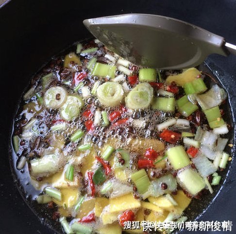辣椒面|外面买的凉拌菜,秘诀是“汁蒜辣油”,香辣又入味,拌什么都好吃