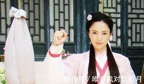 佛印@女子出上联：面对面吃面，老和尚听后说出下联，女子羞得转身就跑