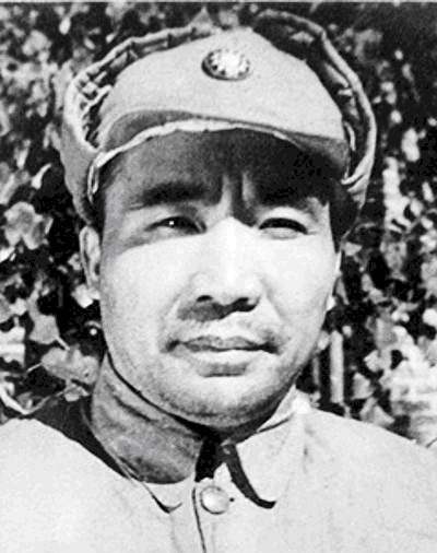 掩护|抗日名将差点被活捉,排长为掩护他被斩首,他在日军眼皮底下藏着