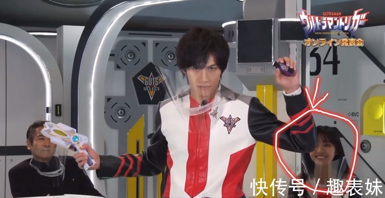 变身器|《特利迦奥特曼》玩现场变身,女主全程偷笑,大吼一声跳出奥特曼