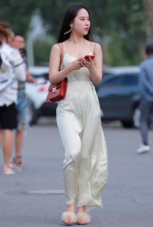 浪漫|温柔浪漫的女人，搭配吊带长裙，美感十足