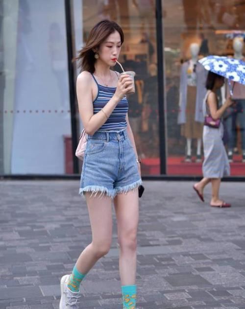 短款|街拍小姐姐半袖上衣搭配黑色的短款下装,非常时尚具有美感