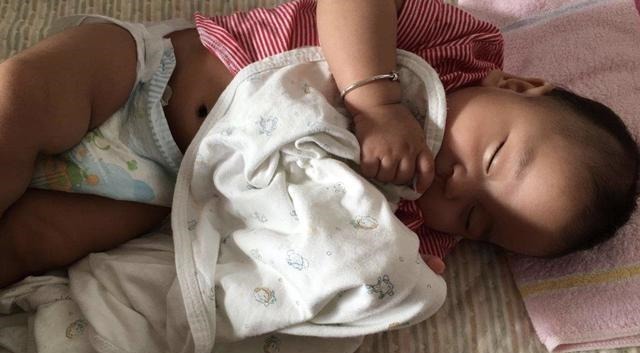 婴儿|孩子聪明不聪明,看看小手就知道,智商的高低手掌上就有信号