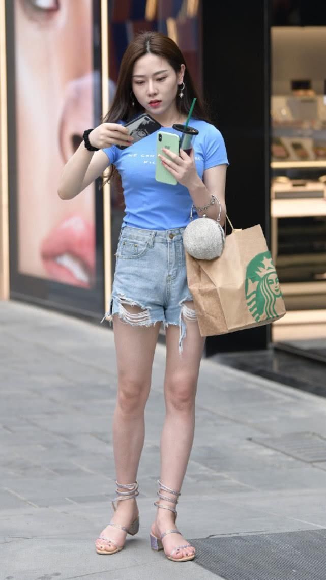 搭配|街拍蓝色T恤搭配灰蓝牛仔短裤,简单清爽尽显气质女神的随性美