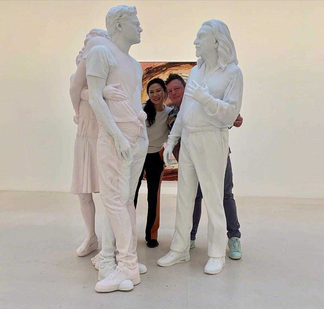 52岁邓文迪到了大婶的年纪,还拥有骨感身材,穿休闲装减龄时髦