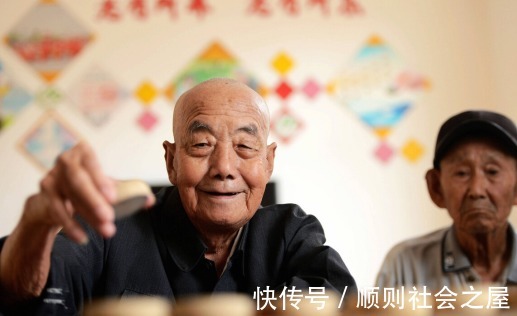 高血压患者|55大爷,深夜下象棋突发脑出血离世,医生惋惜:高血压,饭后3事怎能常做