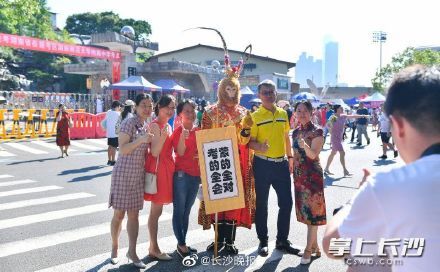 暖心|湖南新高考暖心护考 父亲化身“齐天大圣”为女儿加油