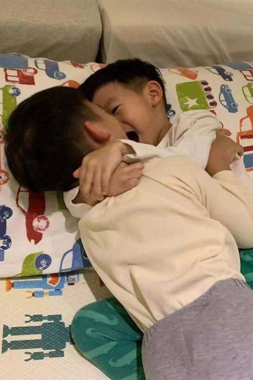 差距|同样是老人带娃，一个养在城里一个养在乡下，两年后俩娃差距明显